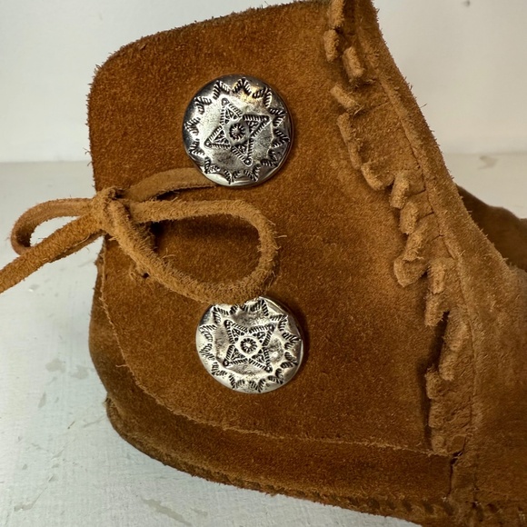 MINNETONKA Two Button Moccasin Booties Brown Soft Sole Fringe - Picture 2 of 7